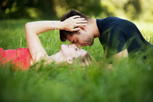 muž a žena leží v trávě