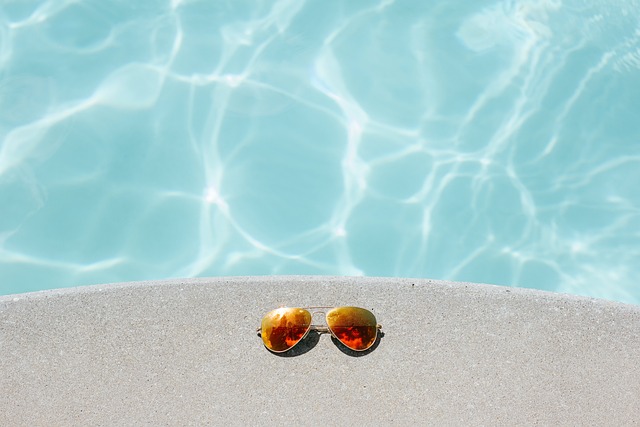 sluneční brýle u bazénu